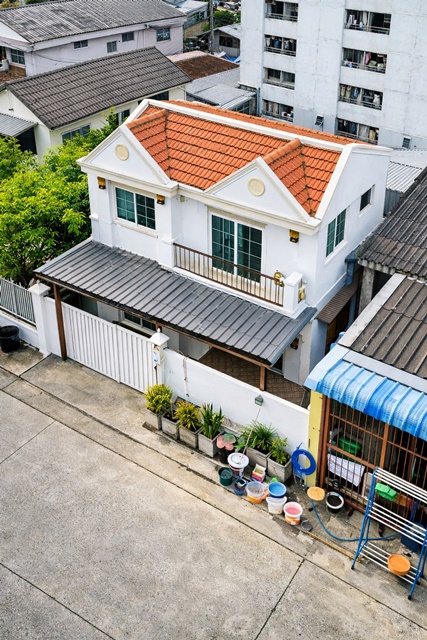 บ้านเดี่ยว 4 นอน 2 น้ำ 19,998 B-M.MRTเดอะมอลล์ บางกะปิ 400 ม. 50 ตร.ว. 200 ตร.ม.ทำเลคลองจั่น บางกะปิ เดินทางสะดวก ใกล้ม.รัตนบัณฑิต 1.9 กม.แหล่งช้อปปิ้ง ตลาดและสถานพยาบาลสำคัญ ในย่านลาดพร้าว บางกะปิ  เชื่อมต่อถนนหลักได้ง่ายnear MRT and The Mall Bangkapi 400m. Detach house 4-bed 2-bath  50sq.wa.200sq.m. 19,998 B-M.  Located in Khlong Chan Bang Kapi with convenient access to transportation Rattanabundit University 1.9 km. shopping centers markets and major medical facilities in the Ladprao Bang Kapi area with easy access to main roads.ถ.แฮปปี้แลนด์ ลาดพร้าว นวมินทร์ แขวงคลองจั่น เ�