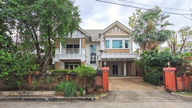 รหัสทรัพย์&nbsp;7015บ้านเดี่ยว&nbsp;พร้อมเรือนรับรอง&nbsp;ลัดดารมย์ ราชพฤกษ์ - รัตนาธิเบศร์ 2 พร้อมอยู่ที่ตั้ง&nbsp;:&nbsp;ถนนราชพฤกษ์ ตำบลอ้อมเกร็ด อำเภอปากเกร็ด จังหวัดนนทบุรี 11120รายละเอียดทรัพย์- บ้านเดี่ยว 2 ชั้น หลังใหญ่ที่สุดในโครงการ ตั้งอยู่ในซอยส่วนตัว (มีเพียง 2 หลังในซอย)-&nbsp;เนื้อที่ดิน 146.5 ตารางวา พื้นที่ใช้สอยมหาศาล 550 ตารางเมตร- 5 ห้องนอน, 5 ห้องน้ำ,&nbsp;1 ห้องรับแขก, 1 ห้องนั่�