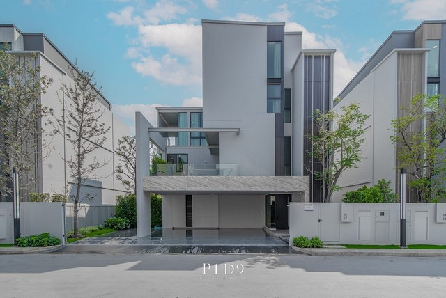 LV53426 ขาย บ้านเดี่ยว 3 ชั้น โครงการบ้าน Vive2 กรุงเทพกรีฑา (หลังโรงเรียน Wellington) ใกล้รถไฟฟ้าสายสีเหลือง สถานีศรีกรีฑา ราคาขาย : 45 ล้านบาท   (โครงการ sold-out แล้ว)ที่ตั้ง : ถนนกรุงเทพกรีฑา แขวงทับช้าง เขตสะพานสูง กทม. 10250ชื่อโครงการ :  วีเว่2 กรุงเทพกรีฑา VIVE2 Krungthep Kreethaรายละเอียด :- พื้นที่ใช้สอย 421ตารางเมตร- พื้นที่ดิน 84 ตรว- 4 ห้องนอนใหญ่ พร้อม Private Living Area ทุกห้อง 5 ห้องน้ำ- 1 ห้องนั่งเล่นขนาดใหญ่ ช�