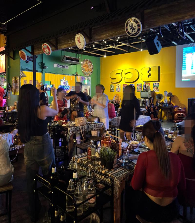 สนใจติดต่อโทร 092-512-1352เซ้งร้านสวยๆ&nbsp; #พระราม5&nbsp; #ถนนนครอินทร์&nbsp; ติดถนนใหญ่- เหมาะมากสำหรับ ร้านอาหาร +บาร์&nbsp; ไลฟ์มิวสิค / เอ็นเตอร์เทนเมนต์- มีลานจอดรถด้านข้างตัวร้าน- เดินทางสะดวก มีฐานลูกค้าประจำ- เซ้งเพียง 1.29 ล้าน #ต่อลองราคาได้&nbsp;#สร้างมากว่า3ล้าน-สัญญา 3 ปีต่อ 1 ครั้ง (ปัจจุบันคงเหลือสัญญาอยู่ 2 ปี)-ค่าเช่า 40,000 บ/ เดือนเหตุผล เนื่องจากมีหลายธุรกิจดูแลไม่ทั่วถึง ปัจ�