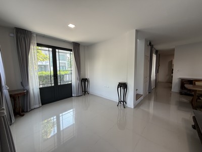 คุ้มกว่านี้ไม่มีแล้ว ใหม่100% ไม่เคยเข้าอยู่ หลังมุม ต่อเติมทั้งหลัง ! ขายบ้านแฝด แกรนด์พลีโน่ พหลโยธิน วิภาวดี ( Grande Pleno Phahol – Vibhavadi ) 43.4 ตร.วา    ใกล้ทางด่วนโทล์ลเวย์และฟิวเจอร์ พาร์ค! ขายด่วน.TPI-2885.ที่ตั้ง : ถนนพหลโยธิน ตำบลคลองหนึ่ง อำเภอคลองหลวง ปทุมธานี 12120Google maps：https://maps.app.goo.gl/AwQJfFCU5B5TSvT87?g_st=ic.รายละเอียด:- แกรนด์พลีโน่ พหลโยธิน-วิภาวดี- บ้านแฝด 2 ชั้น 43.4 ตารางวา- พื้นที่ใช้สอย 161.3 ตารางเมตร- 3 