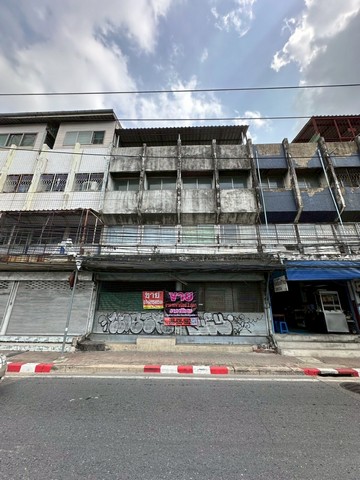 ขายอาคารพาณิชย์ 2คูหาทะลุกัน ติดถนน พัฒนาการ - ศรีนครินทร์ ทำเล ใกล้ รถไฟฟ้า 3 สาย โครงสร้างแข็งแรง สภาพดีขาย 8 ลบ.  (สนใจจริงราคาต่อรองได้)..โฉนดพร้อมโอน ตึกแถว - อาคารพาณิชย์ 2 คูหาทะลุกันได้ 3ชั้น มีดาดฟ้า เนื้อที่ขนาด24ตรว. 384 ตรม. หน้าตึกกว้าง 8 เมตร โครงสร้างแข็งแรง ไม่แตกร้าว สภาพดีอยู่ระหว่าง ซ. พัฒนาการ 47 และ พัฒนาการ 49..สถานที่ใกล้เคียงใกล้กับรถไฟฟ้า 3 สาย ได้แก่ Air