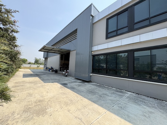 BST1041 ขายหรือให้เช่าโรงงานพร้อมออฟฟิศสมัยใหม่ ทำเล อำเภอบางเลน ใกล้ ศาลายา พื้นที่รวม 915 ตร.ม.ราคาขาย 15.9 ล้านบาทราคาเช่า 125,000 บาทต่อเดือนรายละเอียดทรัพย์โรงงานและอาคารสำนักงานสภาพใหม่ ดีไซน์โมเดิร์น ตั้งอยู่บนทำเลศักยภาพในพื้นที่นราภิรมย์ บางเลน จังหวัดนครปฐม เหมาะสำหรับธุรกิจโรงงานอุตสาหกรรม คลังสินค้า ศูนย์กระจายสินค้า หรือสำนักงานใหญ่ของบริษัทพื้นที