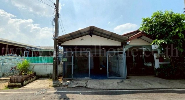 รหัสทรัพย์ N0967ทาวน์เฮ้าส์ หมู่บ้านชลเทพ บางพลีใหญ่ ต่อเติมครบ สภาพใหม่ พร้อมอยู่ที่ตั้ง&nbsp;:&nbsp;ถนนเทพารักษ์ ตำบลบางพลีใหญ่ อำเภอบางพลี สมุทรปราการ 10540รายละเอียดทรัพย์- ทาวน์เฮ้าส์ 1 ชั้น เนื้อที่ดิน 25.5 ตารางวา พื้นที่ใช้สอย 95 ตารางเมตร- 2 ห้องนอน, 1 ห้องน้ำ, 1 ห้องนั่งเล่น, 1 ห้องรับแขก, 1 ห้องครัว, 1 ที่จอดรถ- แอร์ 1 เครื่อง, ต่อเติมพื้นที่หลังบ้าน และหลังคาโรงจอดรถ- ทิศหน้�