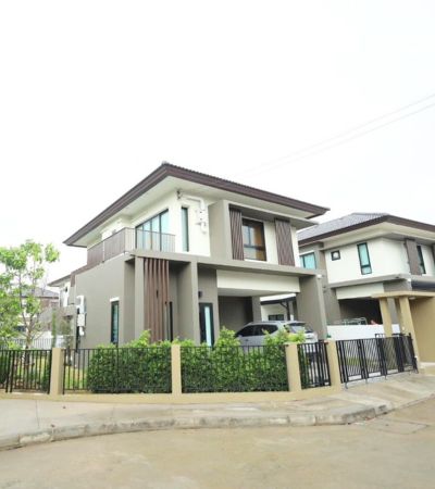 ให้เช่า 25,000/เดือน*เพลินจิต คอลลิน่า (Ploenchit Collina)ถนนดอนจั่น–สันกำแพงสายใหม่บ้านเดี่ยวบรรยากาศดี ห้องนอนทุกห้องวิวสวนพร้อมเฟอร์นิเจอร์และเครื่องใช้ไฟฟ้าครบ เข้าอยู่ได้ทันที.รายละเอียดบ้าน• ที่ดิน 60 ตารางวา• พื้นที่ใช้สอย 171 ตารางเมตร• 3 ห้องนอน | 3 ห้องน้ำ | 1 ห้องครัว• ที่จอดรถ 2 คัน.เฟอร์นิเจอร์และเครื่องใช้ไฟฟ้าแอร์ครบทุกห้องDigital Door Lockกล้องวงจรปิดภายนอกบ้านระบบบ้า