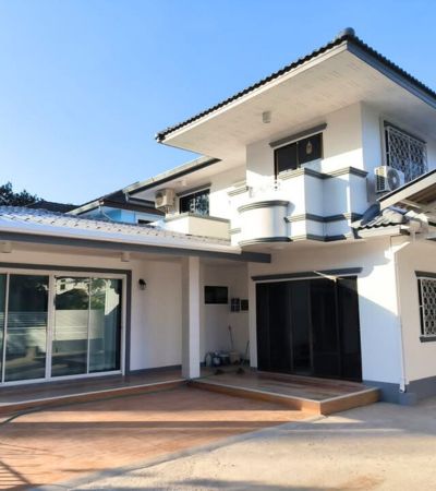 ให้เช่า 26,000/เดือน* หมู่บ้านดลยา ใกล้รวมโชคบ้านรีโนเวทใหม่ทั้งหลัง สภาพสวย พร้อมเข้าอยู่.รายละเอียดบ้าน• บ้านเดี่ยว• 4 ห้องนอน• 4 ห้องน้ำ• เฟอร์นิเจอร์ครบ พร้อมเข้าอยู่ไม่รับสัตว์เลี้ยง.เครื่องใช้ไฟฟ้า• เครื่องปรับอากาศ• เครื่องทำน้ำอุ่น• ตู้เย็น• เครื่องซักผ้า• เตาอบ• ไมโครเวฟ• เตาแก๊ส• เครื่องดูดควัน.ค่าเช่า 26,000 บาท / เดือนเงื่อนไขการเช่า• ประกัน 2 เดือน• ล