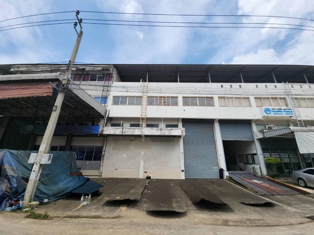   ขาย โรงงาน บางพลี สมุทรปราการ ถนนเทพารักษ์ ราคาโปรโมชั่น ลดพิเศษ  ซอย บางปลา 34 ถนน เทพารักษ์ ตำบล บางปลา อำเภอ บางพลี จังหวัด สมุทรปราการ  ราคาโปรโมชั่น  16,066,000  บาท    ลดจาก 18,150,000   บาท ราคาโปรโมชั่นตั้งแต่วันที่  2 มีนาคม - 31 พฤษภาคม 2569  รายละเอียดทรัพย์ - โรงงานพร้อมสำนักงาน -  เนื้อที่ 178.00 ตร.ว.  พื้นที่ใช้สอย 967.20 ตร.ม. -  บ้านหันไปทางทิศ ตะวันออกเฉียงใต้  พิกัดทรัพย์ : https://maps.app.goo.gl/cbeeBcmv