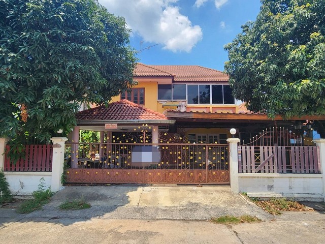  รหัสทรัพย์ (Code ID) :  PTT-26-P00842  ราคา  3,119,000 บาท (ราคาต่อรองได้) ▸ เนื้อที่  56 ตารางวา พื้นที่ใช้สอย 221 ตารางเมตร   ▸ - ห้องนอน - ห้องน้ำ    ▸ 1 ที่จอดรถ   บ้านเดี่ยวหันไปทางทิศ   พิกัดทรัพย์ :  https://maps.app.goo.gl/KApBmD9awHaUSYUPA  สถานที่ใกล้เคียง ▸ใกล้โลตัส บางกรวย-ไทรน้อย ▸ใกล้แม็คโคร สาขาบางบัวทอง ▸ใกล้บิ๊กซี เอ็กซ์ตร้า บางใหญ่ ▸ใกล้เซ็นทรัล เวสต์เกต  สอบถามเพิ่มเติม / นัดชม โทร. 097-419-5982(พลอย) โทร. 096-932-4624(ออมสิน) L