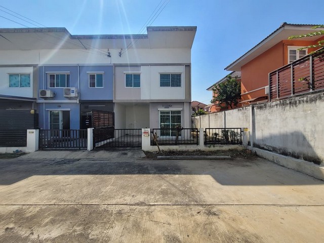  รหัสทรัพย์ (Code ID) :  PTT-26-P00953  ราคา  2,400,000 บาท (ราคาต่อรองได้) ▸ เนื้อที่  38.40 ตารางวา พื้นที่ใช้สอย 84 ตารางเมตร   ▸ - ห้องนอน - ห้องน้ำ    ▸ 1 ที่จอดรถ   ทาวน์เฮ้าส์หันไปทางทิศ   พิกัดทรัพย์ :  https://maps.app.goo.gl/874KVonByMcXT7qU9  สถานที่ใกล้เคียง ▸ใกล้เซ็นทรัล เวสต์เกต ▸ใกล้โรงเรียนมังกรน้อย ▸ใกล้โรงเรียนกสิณธรเซนต์ปีเตอร์ ▸ใกล้สำนักงานเทศบาลเมืองบางคูรัด  สอบถามเพิ่มเติม / นัดชม โทร. 097-419-5982(พลอย) โทร. 096-932-46