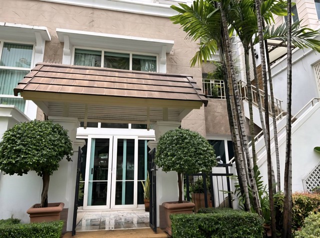       ขายทาวน์เฮ้าส์ 4 ชั้น หมู่บ้านลดาวัลย์ ณ เจ้าพระยา โครงการระดับ High-end ติดแม่น้ำเจ้าพระยา       บนทำเลศักยภาพถนนเจริญกรุง 74 แยก 3 แขวงบางคอแหลม ที่ดิน 39.3 ตารางวา  เป็นทาวน์เฮ้าท์ 4 ชั้น พื้นที่ใช้สอย 358.5 ตารางเมตร โครงการติดแม่น้ำเจ้าพระยา 4 ห้องนอน 6 ห้องน้ำ 1 ห้องแม่บ้าน จอดรถในรั้วบ้านได้ 2 คัน หน้าบ้าน 1 คัน ราคาขาย 68,000,000 บาท ค่าใช้จ่ายในการโอนจ่ายฝ่ายละครึ่ง ค่าส่วนกล�