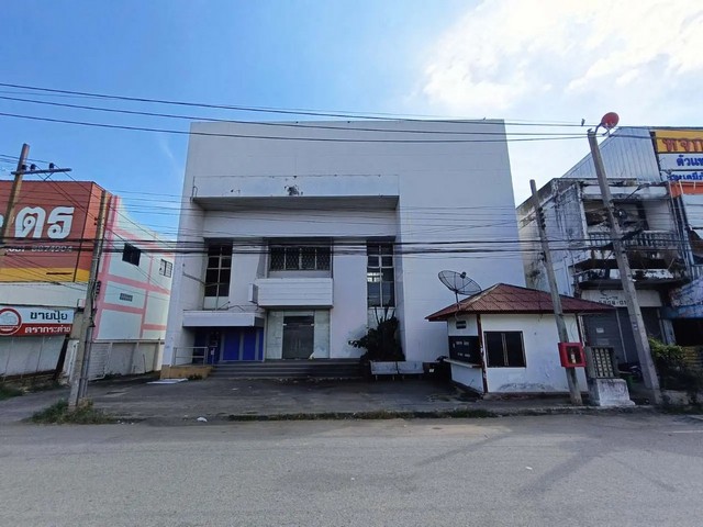   ขายสำนักงาน สามง่าม จังหวัดพิจิตร  ราคาโปรโมชั่น ลดพิเศษ  ถนน สายกำแพงเพชร-พิจิตร ตำบล สามง่าม อำเภอ สามง่าม จังหวัด พิจิตร  ราคาโปรโมชั่น  17,469,000   บาท    ลดจาก  20,493,000  บาท ราคาโปรโมชั่นตั้งแต่วันที่  2 มีนาคม - 31 พฤษภาคม 2569  รายละเอียดทรัพย์ -  เนื้อที่ 360.00 ตร.ว.  พื้นที่ใช้สอย 950.85 ตร.ม. -  บ้านหันไปทางทิศ ตะวันตกเฉียงเหนือ  พิกัดทรัพย์ : https://maps.app.goo.gl/1dwwQkCgmgrydMZ59  สถานที่ใกล้เคียง   -  โรงพยาบา�