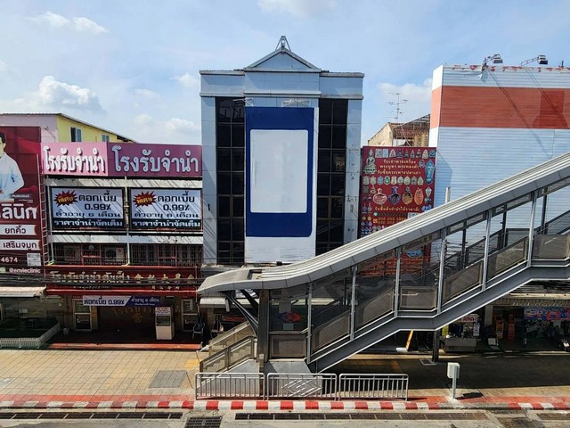   ขายสำนักงาน ตลาดบางแค  ภาษีเจริญ  กรุงเทพฯ ห่างจาก MRT สถานีบางแค 1.40 กม.  ถนน เพชรเกษม แขวง บางแค เขต ภาษีเจริญ จังหวัด กรุงเทพมหานคร  ราคาโปรโมชั่น  17,732,000   บาท    ลดจาก  19,900,000   บาท ราคาโปรโมชั่นตั้งแต่วันที่  2 มีนาคม - 31 พฤษภาคม 2569  รายละเอียดทรัพย์  -  เนื้อที่ 32.40 ตร.ว.  พื้นที่ใช้สอย 301.60 ตร.ม.  -  บ้านหันไปทางทิศ เหนือ  พิกัดทรัพย์ : https://maps.app.goo.gl/YyiiHGXUmyGdZH5Q6  สถานที่ใกล้เคียง   -  โรงพยาบาลเกษมราษ