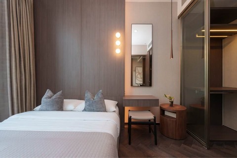 ขาย คอนโด The ESSE Sukhumvit 36 คอนโดหรู ติดถนนสุขุมวิทและ BTS ทองหล่อ  รายละเอียดคอนโด High Rise 43 ชั้น 1 อาคาร 338 ยูนิตโครงการ เริ่มก่อสร้าง : มกราคม 2018สร้างเสร็จพร้อมอยู่ : ตุลาคม 2020ราคา 9.99 ล้านบาทขนาด 38 ตารางเมตรชั้น 12A หันทางทิศตะวันออก1 ห้องนอน 1 ห้องน้ำ พร้อมอ่างอาบน้ำ โซนครัวและโซนรับแขกที่แยกเป็นสัดส่วนสภาพห้องใหม่ ไม่เคยมีคนเข้าอยู่ ตกแต่งสไตลเรียบหรูด้วยโทนสีเข้มและแต่งกระ�