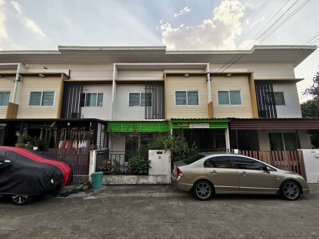  รหัสทรัพย์ (Code ID) :  PTT-26-P00698  ราคา  2,100,000 บาท (ราคาต่อรองได้) ▸ เนื้อที่   19.50 ตารางวา พื้นที่ใช้สอย 112 ตารางเมตร   ▸ - ห้องนอน - ห้องน้ำ    ▸ 1 ที่จอดรถ   ทาวน์เฮ้าส์หันไปทางทิศ   พิกัดทรัพย์ :   https://maps.app.goo.gl/ipN2UaY2hBZYQvSUA  สถานที่ใกล้เคียง ▸ใกล้แม็คโคร สาขาบางบัวทอง ▸ใกล้โรบินสัน ไลฟ์สไตล์ ราชพฤกษ์ ▸ใกล้เซ็นทรัล เวสต์เกต ▸ใกล้วัดทองสะอาด  สอบถามเพิ่มเติม / นัดชม โทร. 097-419-5982(พลอย) โทร. 096-932-4624(ออมสิน) Line : @panay