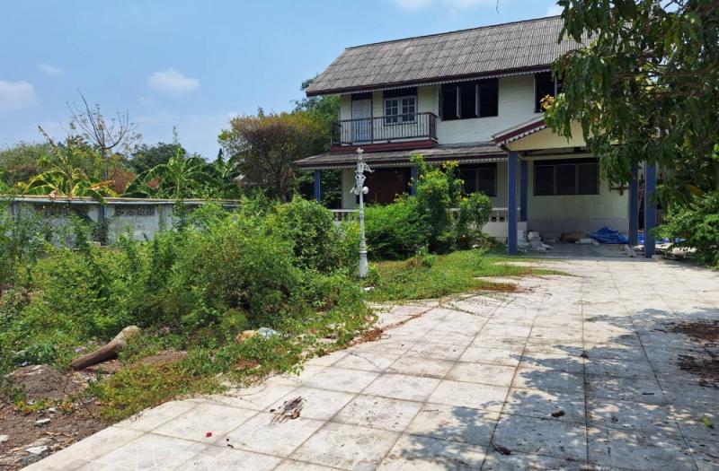 ##ขายที่ดิน 293 ตรว. พร้อมบ้าน4หลัง ใกล้สนามบินสุวรรณภูมิ  บึงกุ่ม  กรุงเทพมหานครโซน : สะพานสูง,  กรุงเทพมหานครที่ตั้ง :  45 ถ.ราษฎร์พัฒนา แขวงสะพานสูง  เขตบึงกุ่ม  กรุงเทพมหานคร  10240ลักษณะโดยทั่วไป- ที่ดินพร้อมบ้าน ใจกลางเมือง, หลังริมสุดซอย- เนื้อที่  293 ตรว.  พื้นที่ใช้สอย 800 ตรม. ราคาพิเศษ มีแปลงเดียวเท่านั้น!!- หน้ากว้าง  27  เมตร  ลึก  51  เมตร- ใกล้ถนนกาญจนาภิเษก เพียง 500 เมตร- ใก�