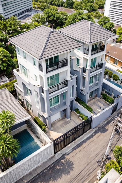 ใกล้รร.นานาชาติ เซนต์ แอนดรูว์ 1.9 กม.ใกล้ BTS เอกมัย 2 กม.และแหล่งไลฟ์สไตล์สุขุมวิท ทาวน์โฮม 3.5 ชั้น เอกมัย10-12 พร้อมชั้นลอย 3 นอน 3 น้ำ 27 ตร.ว. 340 ตร.ม. ต่อหลัง 70,999 B-M. ทำเลปรีดี พนมยงค์ ย่านเอกมัย เหมาะทำโฮมออฟฟิศ อยู่อาศัย หรือ AirBnB ร่มรื่น ปลอดภัยBTS Ekkamai2 km.  3.5-story townhome with mezzanine 3 bed Ekamai 10-12 3 bath . 27 sq.wa. 340 sq.m. usable area 70,999 B-M. per unit. Located on Pridi Banomyong Road Ekkamai area suitable for home office residence or AirBnB in a lush safe environment close to St. Andrews International School 1.9 km. and Sukhumvit lifestyle hub.เอกชัย10-12 ถ.สุขุ�