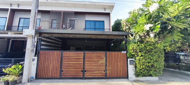 ขายบ้านทาวน์โฮมหลังหัวมุม หมู่บ้านเดอะคอนเนค 34 (ถนนเมน) – เหมาะสำหรับครอบครัวและนักลงทุนราคาพิเศษเพียง 3.3 ล้านบาทฟรี! แอร์ 2 เครื่อง + เฟอร์นิเจอร์ Built-in ห้องนอนใหญ่บ้านสวย พร้อมอยู่ บรรยากาศสงบ เป็นส่วนตัวตอบโจทย์ครอบครัวที่ต้องการความอบอุ่น และเหมาะกับนักลงทุนที่มองหาทำเลศักยภาพ ปล่อยเช่าหรือเพิ่มมูลค่าในอนาคตรายละเอียดบ้าน:บ้านหลังหัวมุม ขนาดกว้างขว�