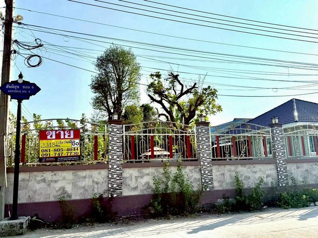 ZW658  ขายพูลวิลล่าหลังมุม พื้นที่กว้าง 204.8 ตรว.ทำเลศักยภาพ โกรกกราก - บางหญ้าแพรก จ.สมุทรสาครบ้านสร้างใหม่ สไตล์โมเดิร์น พร้อมสระว่ายน้ำส่วนตัวจุดเด่นที่ไม่ควรพลาดพื้นที่กว้างขวาง: เนื้อที่ 204.8 ตรว. ที่ดินถมสูง เป็นแปลงหัวมุมติดถนน 2 ด้านฟังก์ชันครบครัน: 1 ห้องรับแขกใหญ่ (โปร่งสบาย), 1 ห้องนอน, 2 ห้องน้ำพร้อมใช้งาน: ครัว Built-in, เครื่องปรับอากาศทุกห้อง และประตูรั้วไฟฟ้�