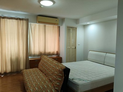 ขายด่วน ราคาพิเศษ!! คอนโด Veranda Residence (เวอรันดา เรซิเดนซ์) ห้องสวย พร้อมอยู่ ใกล้ Airport Rail Link สถานีรามคำแหง.TPI-2888.ราคาพิเศษเพียง 1,990,000 บาท เท่านั้น!! .ที่ตั้งโครงการซอยกำเนิดทรัพย์ 1 ถนนเพชรพระราม แขวงบางกะปิ เขตห้วยขวาง กรุงเทพมหานครแผนที่ : https://maps.app.goo.gl/cWjZqjvT85QnkceEA.รายละเอียดห้อง- 1 ห้องนอน 1 ห้องน้ำ- ขนาด 37.11 ตารางเมตร- ชั้น 2 (อาคาร 8 ชั้น)- ห้องสภาพดี เจ้าของดูแลเอง ไม่เคยปล่อยเช่า- เฟอร์นิเจ