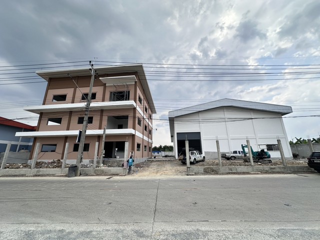 RK0868ให้เช่า โกดังสร้างใหม่  ย่านสามพราน ไร่ขิง นครปฐม 1700 ตารางเมตร   เหมาะสำหรับ ศูนย์กระจายสินค้า, โรงงานผลิต, ศูนย์โลจิสติกส์ โกดังย่านสามพราน ไร่ขิง นครปฐมที่อยู่ ตำบล ไร่ขิง อำเภอสามพราน นครปฐม 73210  พื้นที่รวม 1 ไร่ 3 งาน พื้นที่สีเหลือง   โกดัง 2 หลัง (หลังละ 500 ตร.ม. = รวม 1,000 ตร.ม.)  สำนักงาน 3 ชั้น พื้นที่ใช้สอยรวม 675 ตร.ม.  ตั้งอยู่ใน ซอยเทศบาล 8 (ซอยไวไว)  ถนนหน้าโครงการกว้าง �