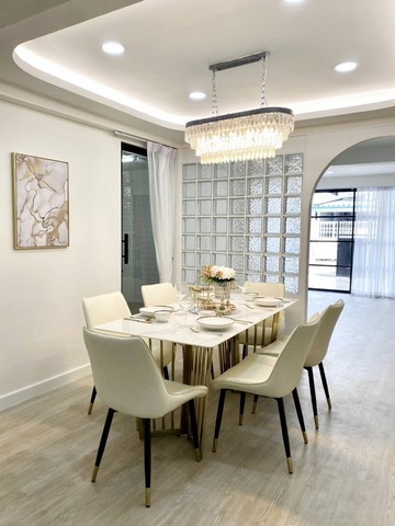 RHT2535ให้เช่าบ้านเดี่ยว ย่านห้วยขวาง รัชดา พระราม9ใกล้ MRT สุทธิสาร และ MRT ห้วยขวาง ใกล้ สถานทูตจีน , เซ็นทรัลพระราม9 และฟอร์จูน เลี้ยงสัตว์ได้ ซ. 20 มิถุนา เนื้อที่  50 ตร.วา 4 ห้องนอน 3 ห้องน้ำ จอดรถ 4 คันสนใจติดต่อคุณเจี๊ยบ 092-851-6969Line:keti2522**รับผู้เช่าชาวต่างชาติ** **รับสัตว์เลี้ยง**ราคาเช่า 110,000 บาท / เดือน (สัญญา 1 ปี)ซ. 20 มิถุนา แขวงห้วยขวาง เขตห้วยขวาง กรุงเทพมหานคร 10310บ้านเดี่ยวหรูพร้อ�