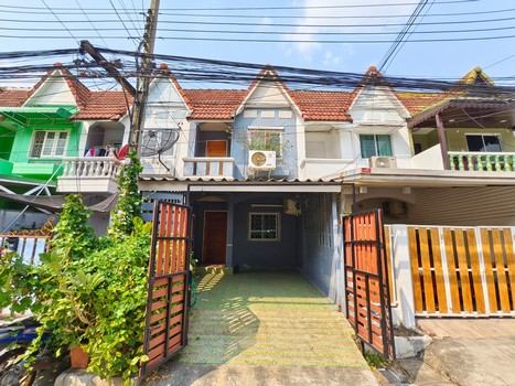 ขาย ทาวน์โฮม ซอยสุขุมวิท101/1 (ซอยวชิรธรรมสาธิต57) 10 นาทีถึง BTS ปุณณวิถี ไม่ต้องเสียค่าส่วนกลาง 16 ตร.ว. ทิศใต้ 2ห้องนอน 2ห้องน้ำ เข้า-ออกได้หลายทาง ----------------จุดเด่น: บ้านรีโนเวทเรียบร้อยแล้ว ไม่ต้องซ่อม เจ้าของอยู่เองไม่เคยปล่อยเช่าบ้านจึงไม่โทรม ปากซอยมีเซเว่น ตลาด โรงเรียนวชิรธรรมสาธิต เดินไปได้เลย จอดรถได้ภายในบ้าน มีหลังคาโรงรถเรียบร้อย ทำยื่นออกมาหน่อยจอดปิค�