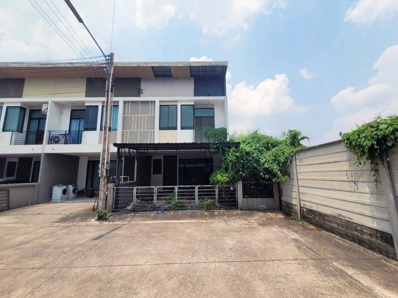  ขาย บ้านเดี่ยว/ทาวน์เฮ้าส์/คอนโด โครงการ ขาย ทาวน์เฮ้าส์ เดอะทรัสต์ทาวน์ บ่อวิน  ถนน วัดพันเสด็จใน ตำบล บ่อวิน อำเภอ ศรีราชา จังหวัด ชลบุรี  ราคาโปรโมชั่น  1,817,000    บาท    ลดจาก    2,134,000  บาท ราคาโปรโมชั่นตั้งแต่วันที่  2 มีนาคม - 31 พฤษภาคม 2569  รายละเอียดทรัพย์ -  เนื้อที่ 28.10 ตร.ว.  พื้นที่ใช้สอย102.50 ตร.ม. -  1ที่จอดรถ  -  บ้านหันไปทางทิศ เหนือ  พิกัดทรัพย์ : https://maps.app.goo.gl/V2RtZju4KuVFo2xG7  สถานที่ใกล้เคี�