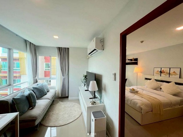 ขาย 2.29 ล้าน 35.71 ตรม. #คาซ่า คอนโด #ช้างเผือก #วิวดอยสะเก็ด #ห้องมุม #เฟอร์นิเจอร์ครบ บนถ.โชตนา Low rise 8 ชั้น ปลอดภัยจากแผ่นดินไหวชั้น 7 อาคาร Bขนาด 35.71 ตรม.1 ห้องนอน 1 ห้องน้ำแถมฟรี- แอร์ 2 ตัว- ตู้เย็น- ทีวี- เครื่องซักผ้าฝาหน้า- เครื่องทำน้ำอุ่น- ไมโครเวฟ - กาต้มน้ำ- เครื่องปิ้งขนมปัง- เตาไฟฟ้า- เฟอร์นิเจอร์ตามภาพประกอบ• ฟรี ค่าส่วนกลางปี 2569• ค่าส่วนกลาง 40 บาท/ตร.ม.สถานที่ใกล้เคียง-�