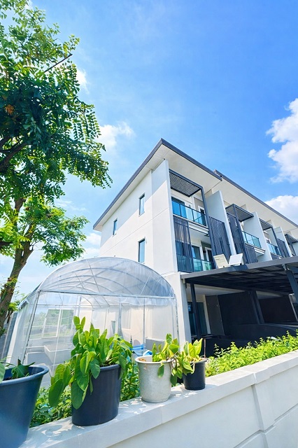 เหมาะอยู่อาศัย หรือโฮมออฟฟิศ เซ็นทรัล เวสเกต 900 ม. ใกล้ MRT ตลาดบางใหญ่ 900 ม.หลังริม ทาวน์โฮมหรู 3 นอน 3 น้ำ รัตนาธิเบศร์   29 ตร.ว. 350 ตร.ม.24,999 B-M.ขาย 4.49 ลบ.ทำเลใรถไฟฟ้า ทางด่วน และแหล่งไลฟ์สไตล์สำคัญของบางบัวทองnear Central Westgate 900 m near MRT Talat Bang Yai 900 m. on Rattanathibet Road Luxury 3 bed 3 bath townhome  Corner unit with spacious 29sq.wa. 350sq.m. plot 24,999B-M Selling for 4.49million baht. Suitable for residence or home office Convenient location  MRT expressway and major lifestyle amenities in Bang Bua Thongถ.รัตนาธิเบศร์ บางกรวย-ไทรน้อย ตำบลบางรักใหญ่ อำเภ�