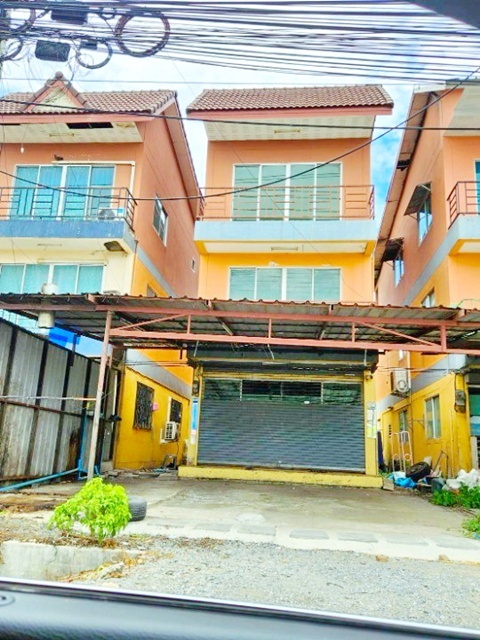 ใกล้สวนน้ำหนองจอก 900 ม.ราษฏร์อุทิศ ประชาร่วมใจ อาคารพาณิชย์ 3 ชั้นฟังก์ชัน 3 นอน 3 น้ำ จอดรถ 2 คัน 11,998 B-M. พื้นที่ใช้สอย 20 ตร.ว. 240 ตร.ม. ทำเลถนนมิตรไมตรี หนองจอก เหมาะอยู่อาศัย หรือโฮมออฟฟิศ ใกล้ตลาดหนองจอก 1.6 กม.โรงเรียน และศูนย์การค้า เดินทางสะดวก  เชื่อมต่อถนนหลักหลายสายNongChok WaterPark 900m. 20sq.wa. 240sq.m. Ratsadorn Uthit Pracha Ruamjai 3story Commercial building 3bed 3bath  2parking spaces Rent 11,998B-M. Located on Mit Maitri Road NongChok Suitable for residence or home office Close to NongChok market 1.6 km. schools and shopping ce