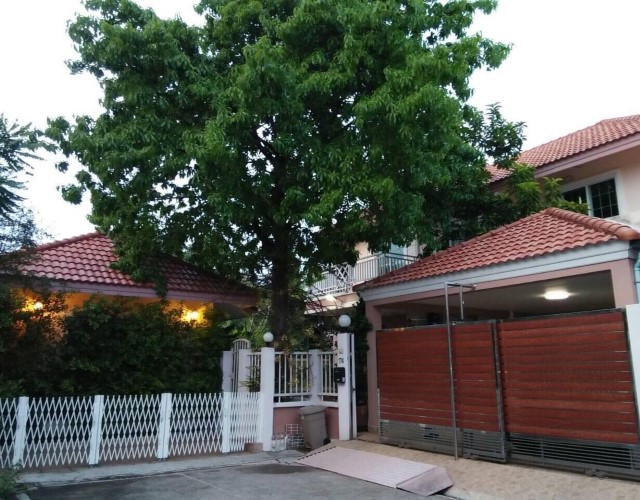 ให้เช่าบ้านเดี่ยว 2 ชั้นเช่าหลังใหญ่ แถมบ้านหลังเล็ก ถนนลาดพร้าว64ทะลุออกรัชดาได้ ปรับปรัฃุงใหม่ มี 4 นอน3น้ำ แอร์ 5 เครื่อง เฟอร์ฯครบเช่า45,000บ/ด ถนนลาดพร้าว64ที่่ตั้ง : ซอยลาดพร้าว 64 แขวง: วังทองหลาง เขต: วังทองหลาง  จังหวัด: กรุงเทพมหานคร 10310-บ้านอุ่นรัก 2 ชั้น 60 ตรว. 3 ห้องนอน 3 ห้องน้ำ-แถมเรือนรับรองน่ารัก ติดแอร์ใหม่ 1 เครื่อง-มีแอร์ทุกห้อง จอดรถได้ 3 คัน-บรรยากาศเหมือนอ