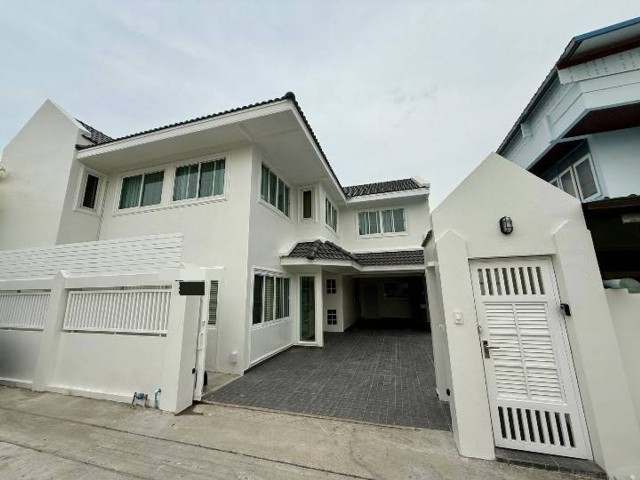 ให้เช่าบ้านเดี่ยว 2 ชั้นปรับปรุงใหม่ทั้งหลัง 4 นอน 5 น้ำ 1 แม่บ้านจอดรถ 2 คัน ตกแต่งสวย แอร์ฯ เฟอร์ฯครบ ราคารเช่า 65,000บาท ถ.หัวหมากที่ตั้ง : ถนนหัวหมาก  แขวงหัวหมาก เขตบากะปิ กรุงเทพฯ 10240.-บ้านเดี่ยว 2 ชั้น เนื้อที่ 50 ตารางวา 220 ตร.ม-มี 4 ห้องนอน 5 ห้องน้ำ 1 ห้องแม่บ้าน-แอร์ 7เครื่องเฟอร์นิเจอร์ครบ-ทำเลดี มีศักยภาพ ใกล้แมคโครหลังรามคำแหง /-ห่าง BTS สถานีรถไฟฟ้าศรีกรีฑา 850 ม. ใกล้โรง