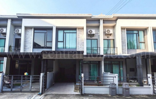 รหัสทรัพย์&nbsp;N0923แกรนด์ พลีโน่ วัชรพล-สุขาภิบาล5 4 ห้องนอน ทำเลดี บ้านใหม่ ราคาถูก ต่อเติมครบที่ตั้ง&nbsp;: ถนนสุขาภิบาล 5 แขวงออเงิน เขตสายไหม กรุงเทพมหานคร 10220รายละเอียดทรัพย์- ทาวน์โฮม 2 ชั้น 19.4 ตารางวา พื้นที่ใช้สอย 100 ตารางเมตร- พัฒนาโครงการโดย AP THAILAND- 3 ห้องนอน, 2 ห้องน้ำ, 1 ห้องอเนกประสงค์, 1 ห้องครัว, 1 ที่จอดรถในร่ม- แอร์ 1 ตัว, ปั๊มน้ำ+แทงค์น้ำ-&nbsp;ตู้เสื้อผ้า 2 ตู้,&nbsp;เตียง 6 ฟุต แ