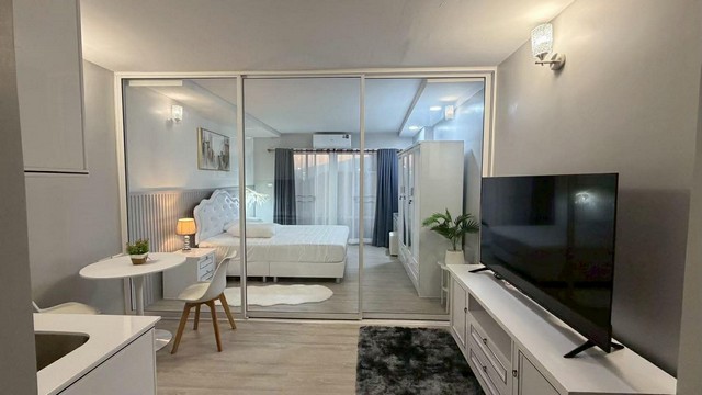 ขายคอนโด Hillside 8 ชั้น 5 ทำเลเมืองเชียงใหม่ เดินทางสะดวก ใกล้เซ็นทรัลเฟสติวัล ราคาเพียง 1,590,000 บาท ค่าโอนกรรมสิทธิ์ คนละครึ่งคอนโดทำเลดีในตัวเมืองเชียงใหม่ เหมาะสำหรับทั้งอยู่อาศัยเองหรือซื้อเพื่อปล่อยเช่า ใกล้ห้างสรรพสินค้า โรงพยาบาล และศูนย์การค้าหลายแห่ง การเดินทางสะดวก เชื่อมต่อถนนซุปเปอร์ไฮเวย์เชียงใหม่–ลำปางได้ง่ายรายละเอียดห้องพื้นที่ห้อง 32.53 ตาร�