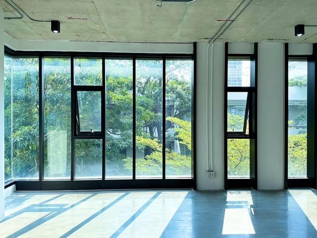 ให้เช่าอาคารพาณิชย์ 223 ตร.ม.อาคารสหมงคลฟิล์มใกล้BTSอารีย์เหมาะทำสำนักงานโชว์รูมสปาคลีนิคไพรเวทคลาส และอื่นๆ อาคารอยู่ชั้น3จาก7ชั้นราคาเช่า 122,650 บาท / เดือน ( ราคา 550 บาท / ตร.ม.) ( สัญญาขั้นต่ำ 3 ปี ล่วงหน้า 2 เดือน ประกัน 1 เดือน )ที่ตั้ง ถนนพหลโยธิน ซอยพหลโยธิน 2 แขวงสามเสนใน เขตพญาไท กรุงเทพมหานคร 10400ติดต่อ : คุณภัสพงณ์ 0634098164Line : binkem22https://www.facebook.com/profile.php?id=61581484955548พื้นที่ใช้สอย 223 ตารางเมตร