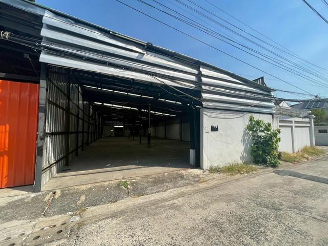 ให้เช่าโกดัง 90 ตร.ว. ซอยนวมินทร 78 รถ 10 ล้อเข้า-ออกใด้ ใกล้ตลาดปัฐวิกรณ์ ราคาเช่า 40,000 บาท / เดือน ( ประกัน 2 เดือน ล่วงหน้า 1 เดือน )ที่ตั้ง ถนนนวมินทร์ ซอยนวมินทร์ 78 แขวงนวลจันทร์ เขตบึงกุ่ม กรุงเทพมหานคร 10230พื้นที่ใช้สอยรวม 360 ตารางเมตรพื้นที่ใช้โกดัง 330 ตารางเมตรติดต่อ : คุณภัสพงณ์ 0634098164Line : binkem22https://www.facebook.com/profile.php?id=61581484955548PL. Real Estate Brokerhttp://www.kaibaanteedin.comบริการรับฝากขาย คอนโด บ้าน ที่ดิน อสังหาริม