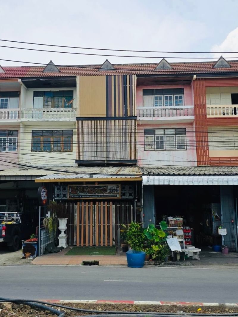 TH.184ขาย อาคารพาณิชย์ 3.5 ชั้น หลังตลาดรังสิต ปทุมธานี19ซอยบุญสร้าง รายละเอียด- ขนาด 20 ตรว.- พื้นที่ใช้สอย 240 ตรม.- 5ห้องนอน 3ห้องน้ำ 1ห้องครัว- ห้องน้ำมีตู้อาบน้ำแยกส่วนเปียกส่วนแห้ง- ผ้าม่าน- เฟอร์นิเจอร์+แอร์- หน้าบ้านต่อเติมหลังคา+ประตูรั้ว สามารถจอดรถในบ้านได้สถานที่ใกล้เคียง- ตลาดรังสิต- ฟิวเจอร์ปาร์ครังสิต- โลตัสรังสิต- แม็คโครรังสิต- เซียร์รังสิต- มหาวิทยาลัยรั�