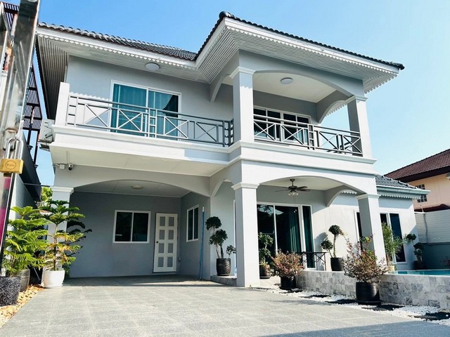 พูลวิลล่าสัตหีบ ใกล้พัทยา วิวภูเขา รีโนเวทใหม่ พร้อมสระว่ายน้ำ บรรยากาศส่วนตัว พร้อมอยู่ หรือปล่อยเช่าบ้านเดี่ยว 2 ชั้น รีโนเวทใหม่เป็นพูลวิลล่า ดีไซน์ทันสมัย ฟังก์ชั่นครบ เหมาะทั้งอยู่อาศัยและบ้านพักตากอากาศ โอบล้อมด้วยธรรมชาติ เงียบสงบ พร้อมเฟอร์นิเจอร์ครบ เข้าอยู่ได้ทันที????พิกัดที่ตั้ง : 104/93 ม.6 หมู่บ้านเอกธานี ตำบลพลูตาหลวง อำเภอสัตหีบ จังหวัดชลบุ�