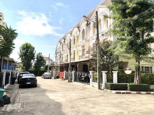 หมู่บ้าน เออร์เบิน สาทร (Baan urban sathorn) โซน มาโคโปโลแขวง บางจาก เขต ภาษีเจริญ ใกล้รถไฟฟ้าทาวน์โฮมหรู 3 ชั้น แบบ Modern Simplicity สะท้อน Life Style คนเมืองได้อย่างลงตัว รายละเอียดทรัพย์ -ทาวน์โฮม 3 ชั้น  -ขนาดเนื้อที่ 29 ตร.ว. -พื้นที่ใช้สอย 240 ตร.ม. ด้านหลังต่อเติมห้องครัวบิ้วอิน อย่างดี - ต่อเติมชั้น 2 เป็นห้องนั่งเล่น ดูทีวี พร้อมระเบียง- หลังบ้านมีสวนสไตล์ Loft ไว้จิบกาแฟ หรือเล่นโยคะตอนเช้า- 