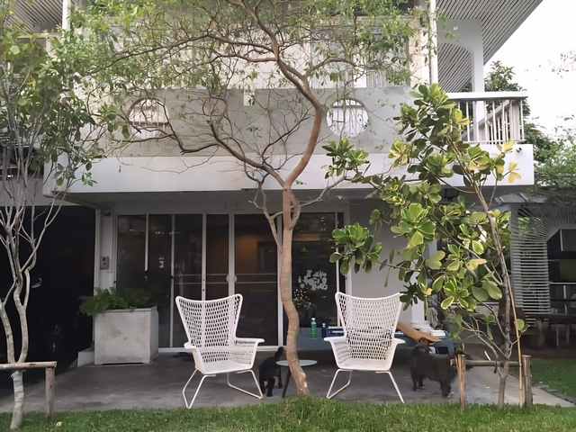 ขายบ้านเดี่ยว หมู่บ้านเสรี 7 พระราม 9 ซอย 62 ขนาด 79 ตร.ว. 3 ห้องนอน ใกล้ The Nine พระราม 9 ราคา 9,900,000 บาทรายละเอียดทรัพย์บ้านเดี่ยว หมู่บ้านเสรี 7 แยก 7เข้าออกได้จากถนนพระราม 9 ซอย 62เนื้อที่ 79 ตารางวาพื้นที่ใช้สอยประมาณ 180 ตารางเมตร3 ห้องนอน2 ห้องน้ำ1 ห้องนั่งเล่น1 ห้องครัว1 ห้องทำงาน2 ที่จอดรถบ้านมีพื้นที่สวนรอบบ้าน บรรยากาศร่มรื่นมีห้องกระจก สามารถจัดเป็นมุมพักผ่อนหรือทำงาน�