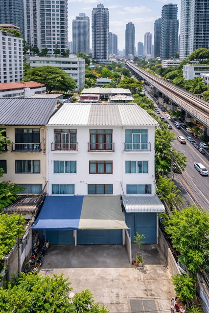 ย่านทองหล่อ และพร้อมพงษ์ ใกล้รพ.สมิติเวช สุขุมวิท 600 ม. ใกล้BTS ทองหล่อ 1.5 กม. อาคารพาณิชย์ 4 ชั้น 3นอน สุขุมวิท45-53 1 น้ำ มาร์เก็ตเพลส ทองหล่อ 700 ม. อาคารหน้ากว้าง พื้นที่ใช้สอย 250 ตร.ม. 16 ตร.ว. 17,998 B-M. ทำเลสุขุมวิท  เหมาะทำโฮมออฟฟิศ ร้านค้า หรือธุรกิจ เดินทางสะดวก ทั้งรถไฟฟ้า และถนนสายหลักSamitivej Sukhumvit Hospital 600 m.  Four story commercial building with 3bed BTS Thonglor 1.5km  Sukhumvit 45-53 1 bath 1.5 km. Market Place Thonglor 700 m. Wide frontage 250sq.m. 16sq.wa. 17,998B-M. Prime Sukhumvit location ideal for home office shop