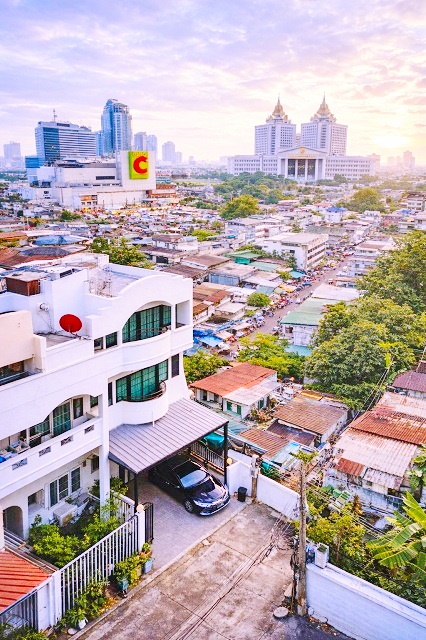 8แอร์ ลาดพร้าว11-15 5-6นอน  ศาลอาญา ศาลอุทธรณ์  รัชดา19  เซ็นทรัล ลาดพร้าว 1.0กม. MRTลาดพร้าว 400ม. ให้เช่าทาวน์โฮมหลังมุม3ชั้น 50ตร.วา. 202 ตร.ม. 48,998 B-M. แต่งสวยครบ ทำเลศักยภาพ ใจกลางเมือง รร.นานาชาติ KIS 3กม. ฟังก์ชันจัดเต็ม พร้อมเฟอร์ฯเครื่องใช้ไฟฟ้า 4 น้ำ และสวนขนาดใหญ่ เหมาะอยู่อาศัย หรือโฮมออฟฟิศ ระดับพรีเมียม เดินทางสะดวก ถ.ลาดพร้าว-รัชดาภิเษกLatPhrao 11-15 5-6Bed 8A/C  Criminal Court Court of Appeals Ratchada 19 Central Ladprao 1.0km. 3Storeys 