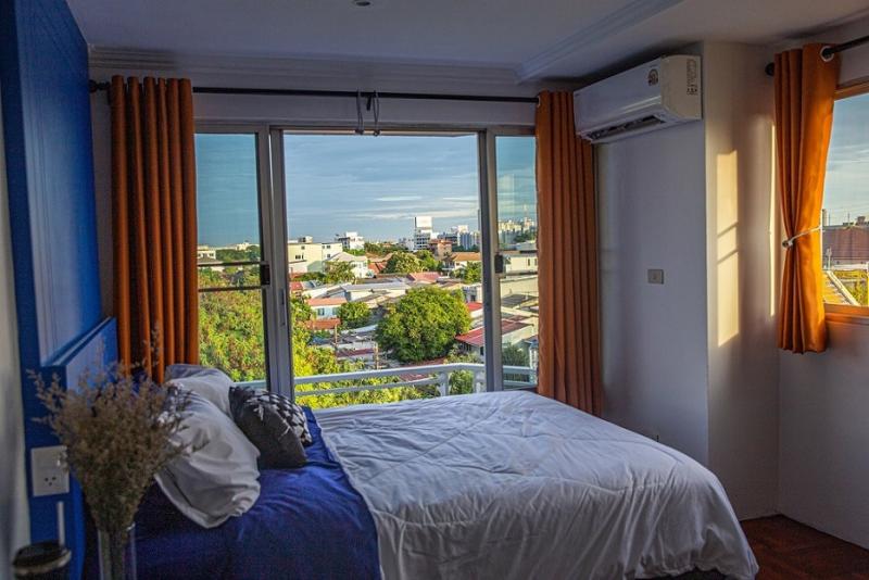 AGENT WELCOME  FOR SALE NEWLY RENOVTED ROOM  全新装修房源  &nbsp;  ราคาขาย Selling Price&nbsp; 3.49M  F R E E ค่าโอน  出售价格 (Selling Price)  3.49M 泰铢  免过户费  &nbsp;  Premier Place Condominium&nbsp; (RAMA 9)  &nbsp;  Corner Unit Condo.   Excellent Location  &nbsp;  Key Features:  &nbsp;&nbsp;Corner unit, 6th floor, Building 1,   &nbsp;&nbsp; 60 sqm with large windows in every room.  &nbsp;角落单位，1号楼 6层，面积 60 平方米，每个房间都有大窗户，采光充足  &nbsp;  &nbsp;&nbsp;2 private bedrooms, 1 shower room with separate wet/dry zones and tempered glass enclosure.  2 间独立卧室，1 间淋浴间（干湿分离 + 钢化玻璃隔断）  &nbsp;  3 digital doors lock  Fully furnished with high-quality mattress, built-in furniture, and real wood flooring.  SMEG kitchen with 4 electric plates and a brand-new oven.  Morning sunlight, cool shade in the af