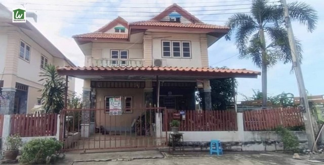 #ขายบ้านเดี่ยว 2ชั้น#หมู่บ้านเปี่ยมสุข8ทำเล : #ซ.สินพล ถ.ลำท่าแดง #ตำบลศาลาแดง #อำเภอเมือง #จังหวัดอ่างทอง^^เนื้อที่ 48ตร.ว. พื้นที่ใช้สอยรวม 120 ตร.ม.^^3ห้องนอน, 2ห้องน้ำ, 1ครัว, 2จอดรถ^^ห้องโถงกลางบ้านขนาดใหญ่^^มีระเบียงทั้งด้านหน้าและด้านหลัง^^บ้านอยู่สุดซอย หลังริม เงียบสงบ ธรรมชาติล้อมรอบ^^แถม‼️แอร์ 2เครื่อง^^พื้นที่ว่างรอบตัวบ้านทำสวนได้^^ต่อเติมหลังคาหน้าบ้าน^^ถนนหน้