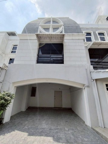 ให้เช่าทาวน์โฮม4ชั้น400ตร.ม.ย่านเอกมัยซอย12ทองหล่อซอยเจริญใจซอยปรีดี31ใกล้BTSเอกมัยกำลังรีโนเวท ราคาเช่า 70,000 บาท / เดือน ( สัญญาขั้นต่ำ 1-3 ปี ประกัน 2 เดือน ล่วงหน้า 1 เดือน )ที่ตั้ง ถนนเอกมัย ซอยเอกมัย 12 แขวงคลองตันเหนือ เขตวัฒนา กรุงเทพมหานครติดต่อ : คุณภัสพงณ์ 0634098164Line : binkem22https://www.facebook.com/profile.php?id=61581484955548เนื้อที่ 40 ตารางวา พื้นที่ใช้สอย 400 ตารางเมตร หน้ากว้าง 9 เมตร ลึก 10 เมตร จำนวน 4 ชั้น 6 