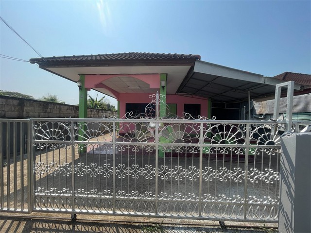 บ้านพร้อมที่ดิน 42 ตารางวา (เจ้าของขายเอง)บ้านแสงดาว  2 ห้องนอน 1 ห้องน้ำ 1 ห้องครัว จอดรถได้ 1 คัน บ้านสร้างเต็มพื้นที่ แต่ยังมีบริเวณเหลือ รอบบ้าน เหมาะปรับปรุงขาย หรืออยู่อาศัยใกล้เมือง เดินทางสะดวก เข้าออกได้หลายทางน้ำไม่ท่วม 100% ห่างสนามบิน 6 กม. ห่างสะพานพัฒนาภาคเหนือ 1 กม. ห่างจากวัดภูมินทร์ 2.3 กม. ** ขายตามสภาพ 1.19 ล้าน ค่าใช้จ่ายวันโอนคนละครึ่ง** สนใจติดต่อ 094.2893646 K.