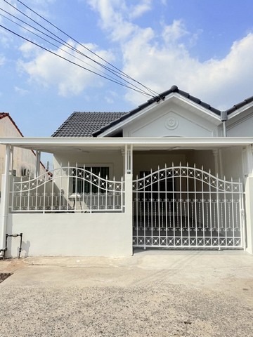 AOM 2599ทาว์นเฮ้าส์ตกแต่งสไตล์มินิมอล  หลังมุมหมู่บ้านโชคชัยวิลเลจ4 ซอยเนินพลับหวาน ราคา 2.59ล้านพื้นที่ 24ตรว 2ห้องนอน 2ห้องน้ำ 1เคาน์เตอร์ครัว ฮู้ดดูดควัน+เตาฝัง ต่อเติมหลังคาโรงจอดรถหน้าบ้านค่าโอน 50:50ตกแต่งพร้อมเฟอร์นิเจอร์ชุดห้องนอน เตียงนอน ขนาด 6ฟุต ชุดห้องนอน เตียงนอน ขนาด 5ฟุต โต๊ะเครื่องแป้งบิวท์อินห้องนอนปูพื้น spc คลิ๊กล็อคเคาน์เตอร์ครัว + ฮูดดูดควันผ้าม�