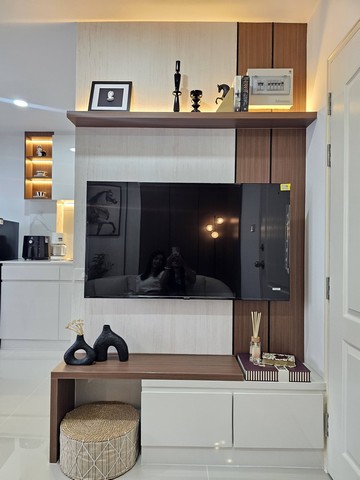 AOM 2597ลุมพินี คอนโดทาวน์  สุขุมวิท พัทยาเหนือ  Sาคา 1,590,000 บาท มีโควต้าต่าชาติตึก Bชั้น 21 ห้อง 2109 ขนาด 23.35 ตรม. ค่าใช้จ่ายทั้งหมดวันโอน 50/50รายละเอียดห้อง ️บิ้วอินใหม่ทั้งห้อง ซ่อนไฟสวยงาม ละมุนน่าอยู่มาก โซฟาขนาด 190 ซม.สั่งตัดพิเศษนั่งสบาย ของJAS เป็นผ้าBlooklyn รับประกันโครงสร้าง 5 ปีเตียง 5 ฟุต เป็นที่นอนยางพารา คุณภาพดี ดูดวิญญาณไม่เกินจริงชุดผ้าปูที่นอน 5 ฟุต , 6 ฟุต และ ผ้าคลุม