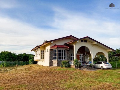 บ้านเดี่ยวสุดซอยพร้อมอยู่พื้นที่กว้าง ต.หัวสำโรง อ.แปลงยาวจ.ฉะเชิงเทรา .TPI-2893.บ้านสวย พื้นที่ใช้สอยลงตัว ทำเลดี เงียบสงบ บรรยากาศดี เหมาะสำหรับพักอาศัยบ้านพักตากอากาศ.รายละเอียดบ้าน:- บ้านเดี่ยว 1 ชั้น ครึ่ง  หลังริม พร้อมพื้นที่ข้างบ้าน- ขนาดที่ดิน 290.7 ตารางวา- พื้นที่ใช้สอย 1,162.8 ตารางเมตร- 2 ห้องนอน 2 ห้องน้ำ- ที่จอดรถในบ้าน 1 คัน- พื้นที่ใช้สอยออกแบบอย่างลงตัว เหมา