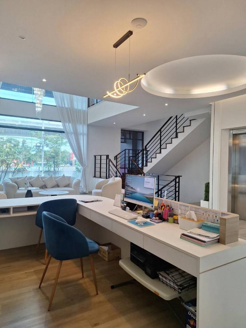 เซ้งด่วนคลินิก ทำเลทอง พร้อมเริ่มธุรกิจได้ทันที โครงการ The Pretium Bangna บางนา–ตราดที่ตั้ง : ถนนบางนา-ตราด ตำบล บางแก้ว อำเภอบางพลี จังหวัดสมุทรปราการ 10540ขนาดพื้นที่ : 34.6 ตารางวาขนาดพื้นที่ใช้สอย : 465 ตารางเมตรรายละเอียดอาคาร 5 ชั้นชั้น 1-ที่จอดรถในอาคาร 4 คัน-ห้องเก็บของ 1 ห้อง | ห้องน้ำ 1 ห้อง |ห้องระบบไฟฟ้าอาคารชั้น 2-พื้นที่เปิดโล่ง | ห้องน้ำ 1 ห้องชั้น 3-พื้นที่เปิดโล่ง | ห้องน